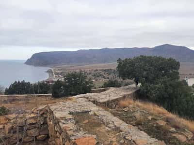 Крым, Весёлое, побережье: скала Язык Тролля и руины боспорской крепости