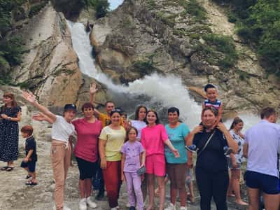 Водопад Ханагский и крепость «семи братьев и одной сестры»