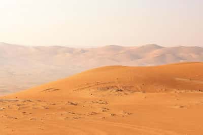Сафари в пустыне Lah Bab с ужином в премиум кемпинге, катанием на верблюдах