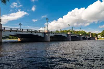 Вдоль берега Петроградского на катере