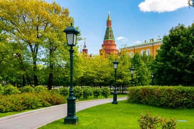 Детская пешеходная экскурсия-квест по Александровскому саду