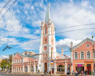 Самара за 3 часа: от купеческих особняков до космических высот