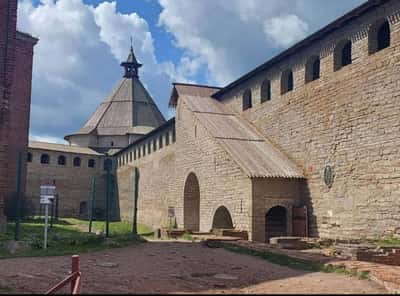В древнюю крепость Орешек в уютной мини-группе