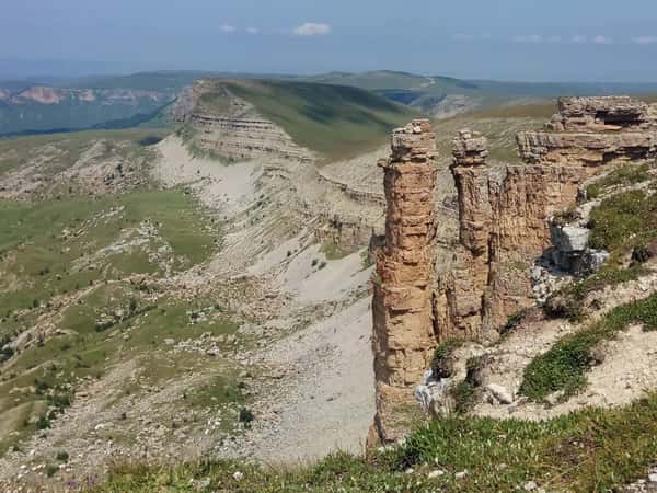 Малый и Большой Бермамыт: два верных пса у ног седовласого Эльбруса