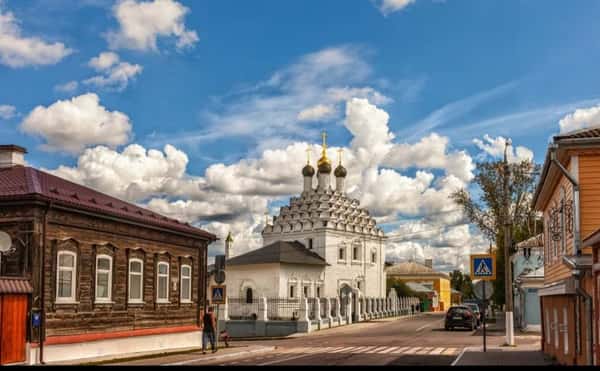 Торгово ремесленная часть города расположенная за крепостной стеной где жили купцы