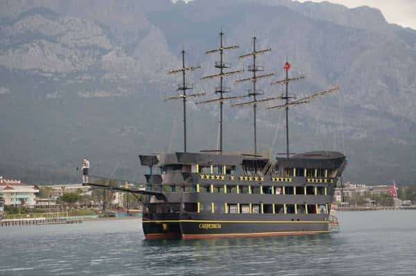 Морская прогулка на пиратской яхте из Белека