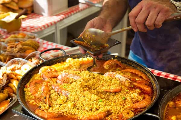 Паэлья и морепродукты: мастер-класс на крыше с видом на порт