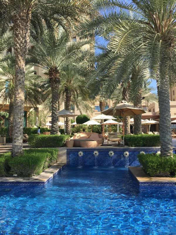 Отдых в отеле Fairmont The Palm с бассейном и приватным выходом на пляж