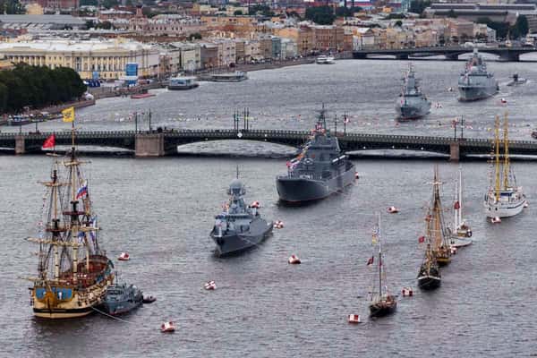 Просмотр военных кораблей в День ВМФ с борта индивидуального катера