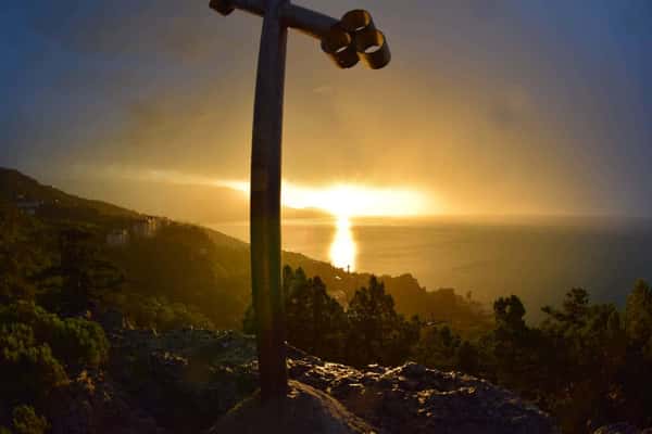 Встреча рассвета в горах над Ялтой из Гаспры