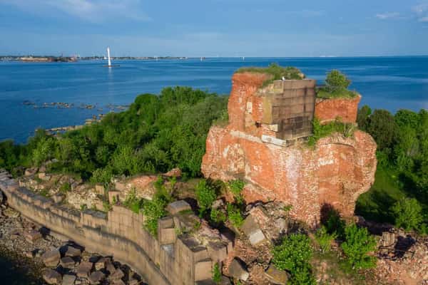 Морская экскурсия: форты Кронштадта и два рукотворных острова