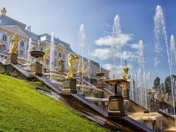 Дворцы, великолепный парк и фонтаны Петергофа