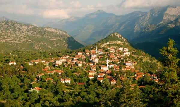 Пещера Алтынбешик и деревня Ормана