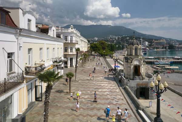 Дворцы в Крыму: Ливадийский и Массандровский