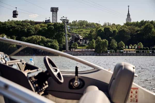 На частном катере по Москве-реке