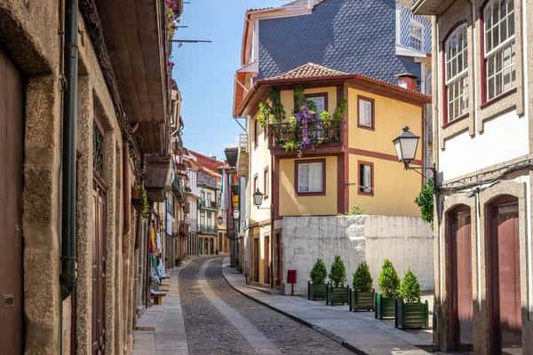Гимарайнш и усадьба с винодельней - атмосферный день в Северной Португалии