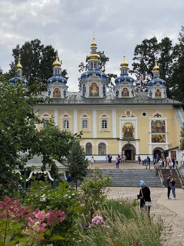 Изборск печоры экскурсия. Псков изборск печоры. Печёрский монастырь в пскове. Ризница псково-печерского монастыря. Псков изборск печоры экскурсия с пскова.