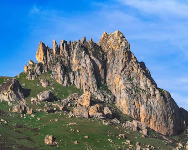 Радужные горы, Гора желаний - Бешбармаг, розовое озеро