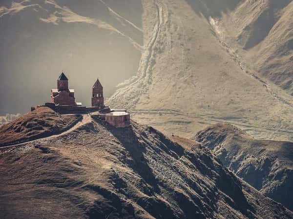 Казбек и Дарьяльское ущелье: Грузия с открытки