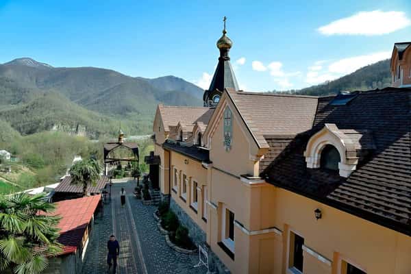 Паломническая экскурсия из Сочи: монастырь Крестовая Пустынь и другие святыни
