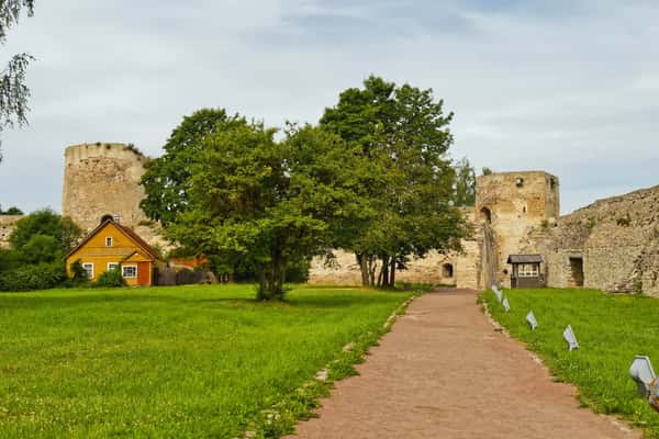 Легендарные Изборск и Печоры