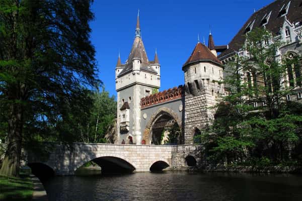 Площадь Героев и парк Варошлигет