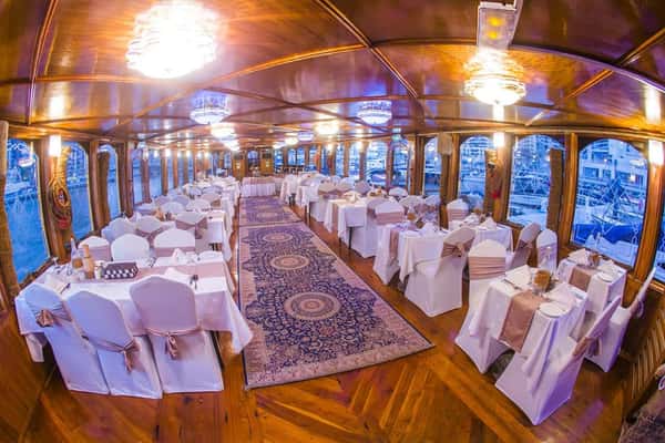 Ужин на арабской лодке Доу