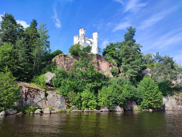Водная прогулка на катере вдоль побережья парка Монрепо