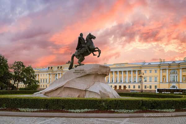 Меж центральных площадей. Исаакиевская площадь