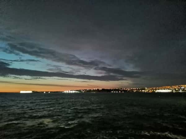 Сверкающий ночными огнями Севастополь