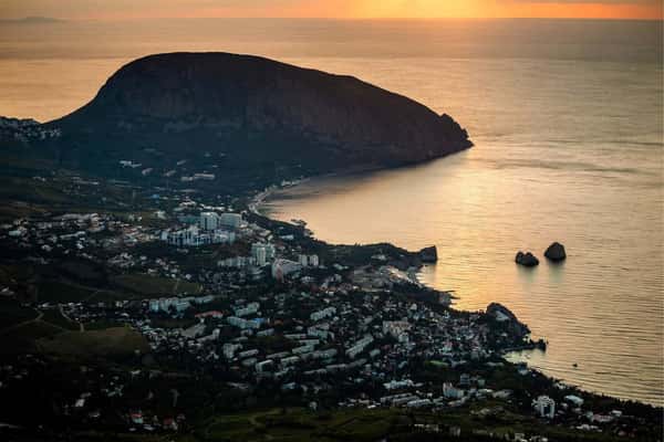 Встреча рассвета в горах над Ялтой из Фороса