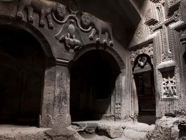 Храм Гарни, монастырь Гегард, арка Чаренца