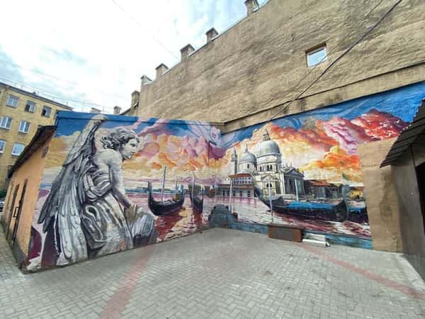 Стрит-арт и дворы Петербурга: авторская прогулка