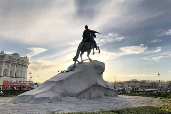 Здесь были написаны шедевры: литературная экскурсия по Петербургу