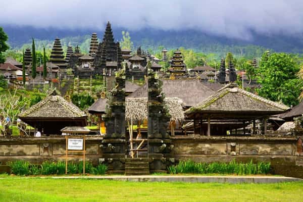 Путь к себе: храм Бесаких, музей балийского эпоса и деревня ремесленников