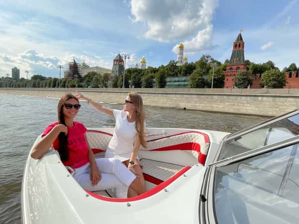 Прогулка на индивидуальном катере по центру Москвы