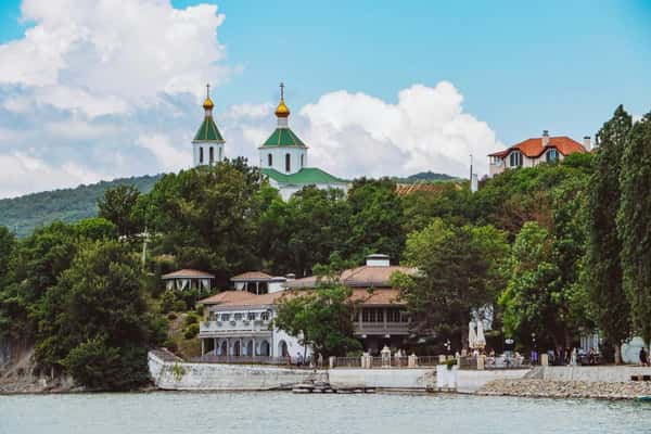 Тайны озера Абрау: от легенд до виноградных террас