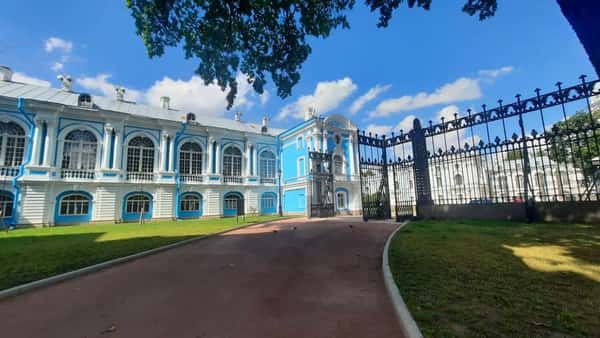 Смольный за 300 лет: от Смольного двора до убийства Кирова