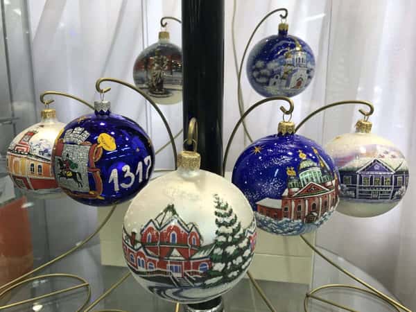 Волшебный мир елочных игрушек и гончарного искусства