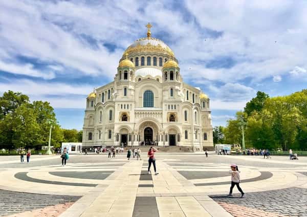 Автобусная экскурсия из Петербурга «Кронштадт - Петергоф»