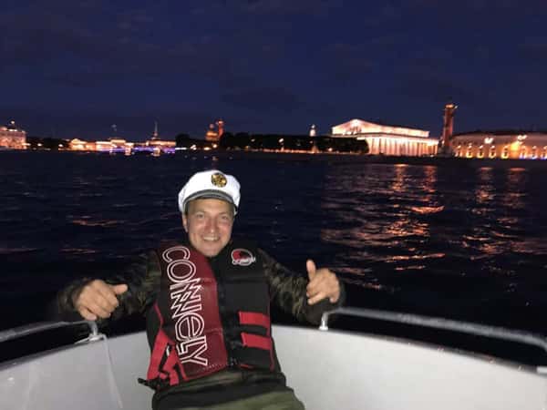 Прогулка на небольшом катере с капитаном во время разведения мостов