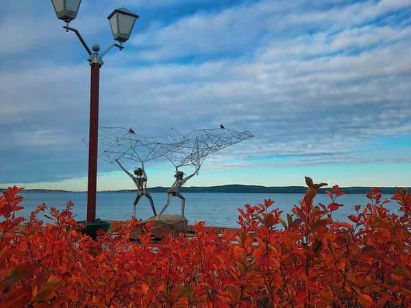 Памятник-фонтан «Рождение Петрозаводска»: экскурсии в Петрозаводске ...