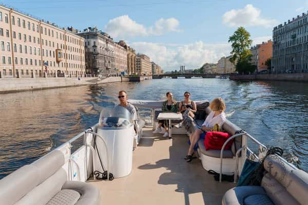 «По водному сердцу города» - уникальный маршрут на 11-местном катере