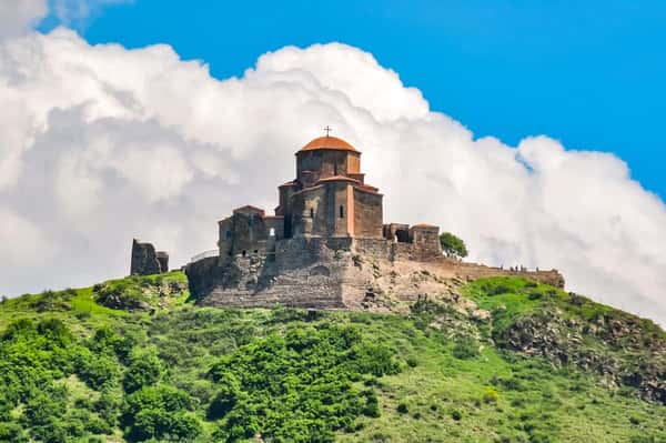Древние церкви, город в скалах и грузинская кухня