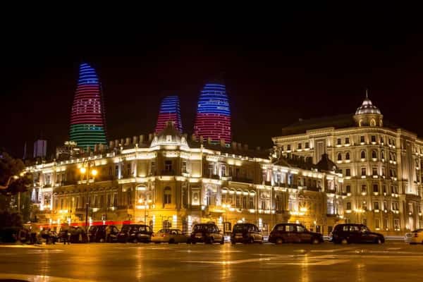 Старый и Новый Баку в вечерних огнях