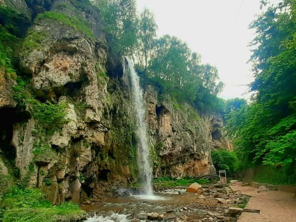 Групповой треккинг-тур по ущелью реки Аликоновки к Медовым водопадам