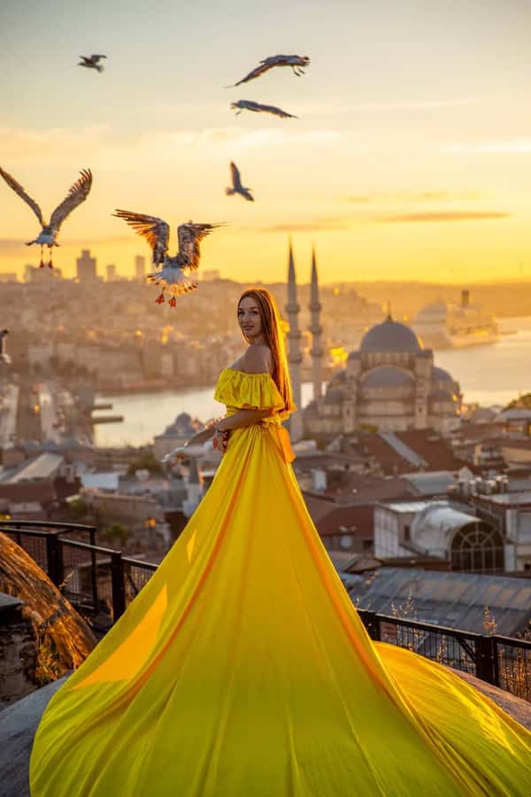 Золотой рассвет: атмосферная фотоссесия на стамбульской крыше