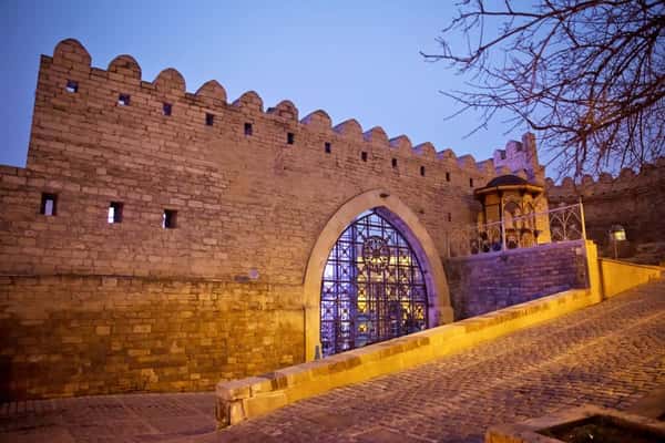 Караван-сараи, мечети, резиденции шахов - гуляем по Старому Баку