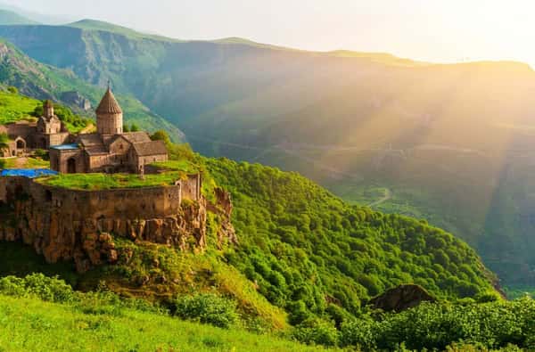 Древности, коньяк, вино и кино: вояж по Армении и Грузии с дегустациями и мастер-классом