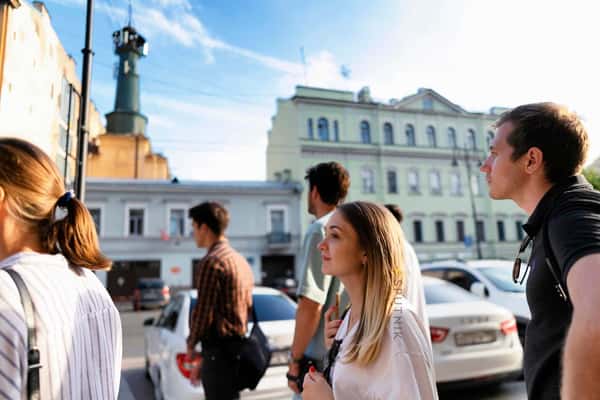 Чернышевская: доходные дома, дворы, парадные и квартира в доме Бака